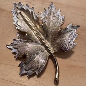 Vintage Sarah Coventry Brushed Gold Silver Tone Maple Leaf Brooch Signed